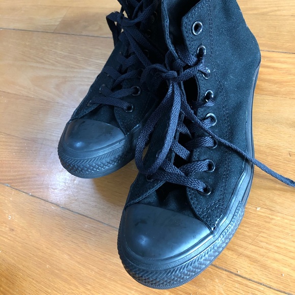 Converse shoes - Picture 1 of 2